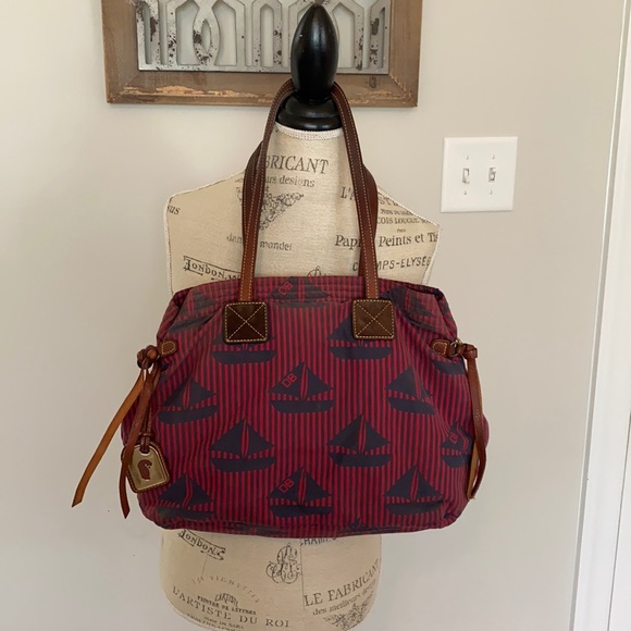 Dooney & Bourke Wayfarer Large Zip Tote in navy
